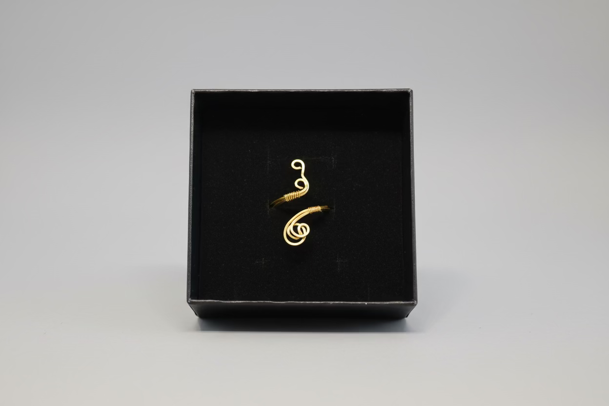 Drahtgefertigter Edelstahl Ring Schmuckstück Für Alltag Und Elegante Outfits Jetzt Verfügbar