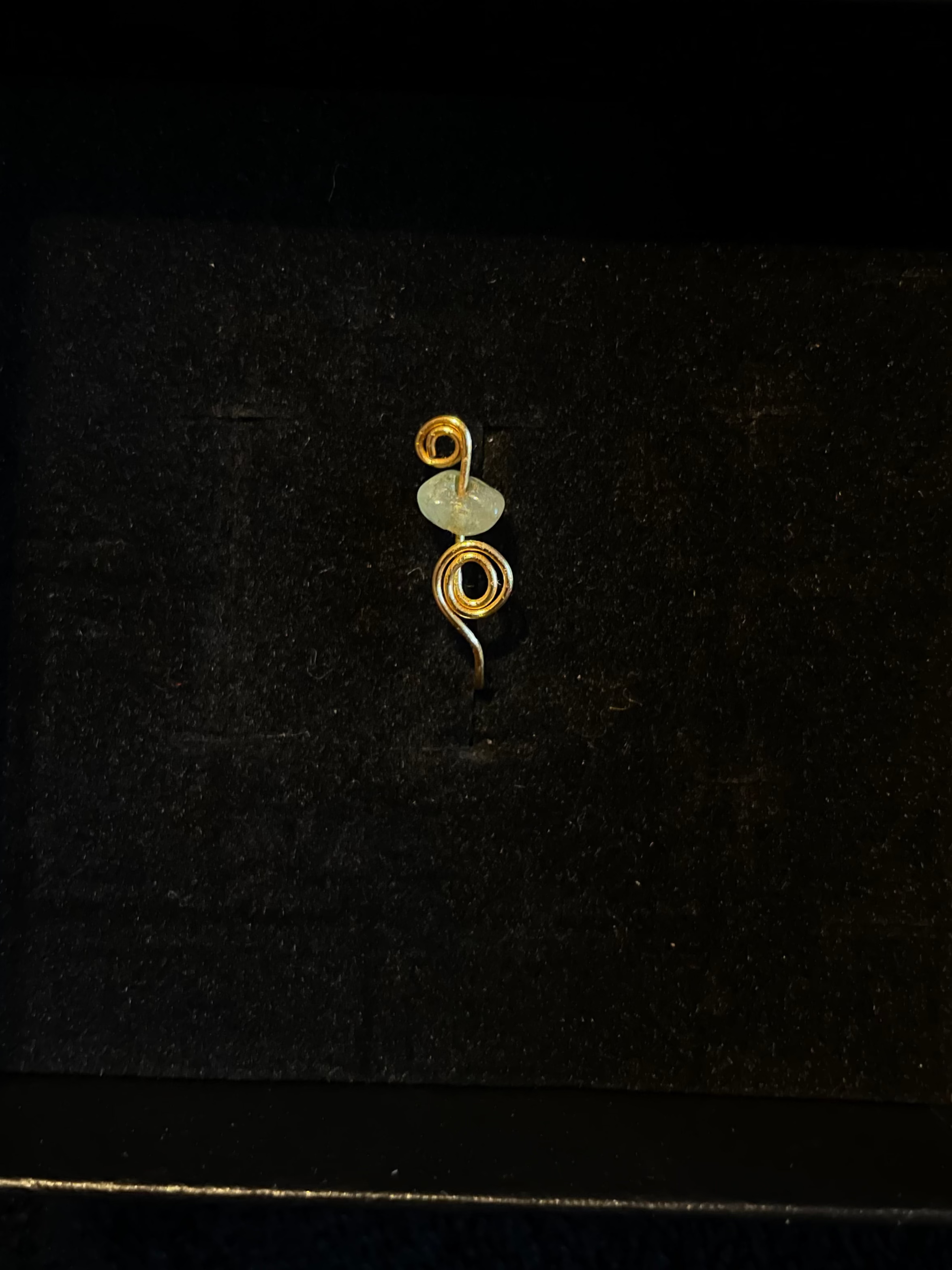 Golddraht Nasen Cuff Mit Aventurin Handgefertigter Schmuck Für Nasenpiercings Und Elegante Looks