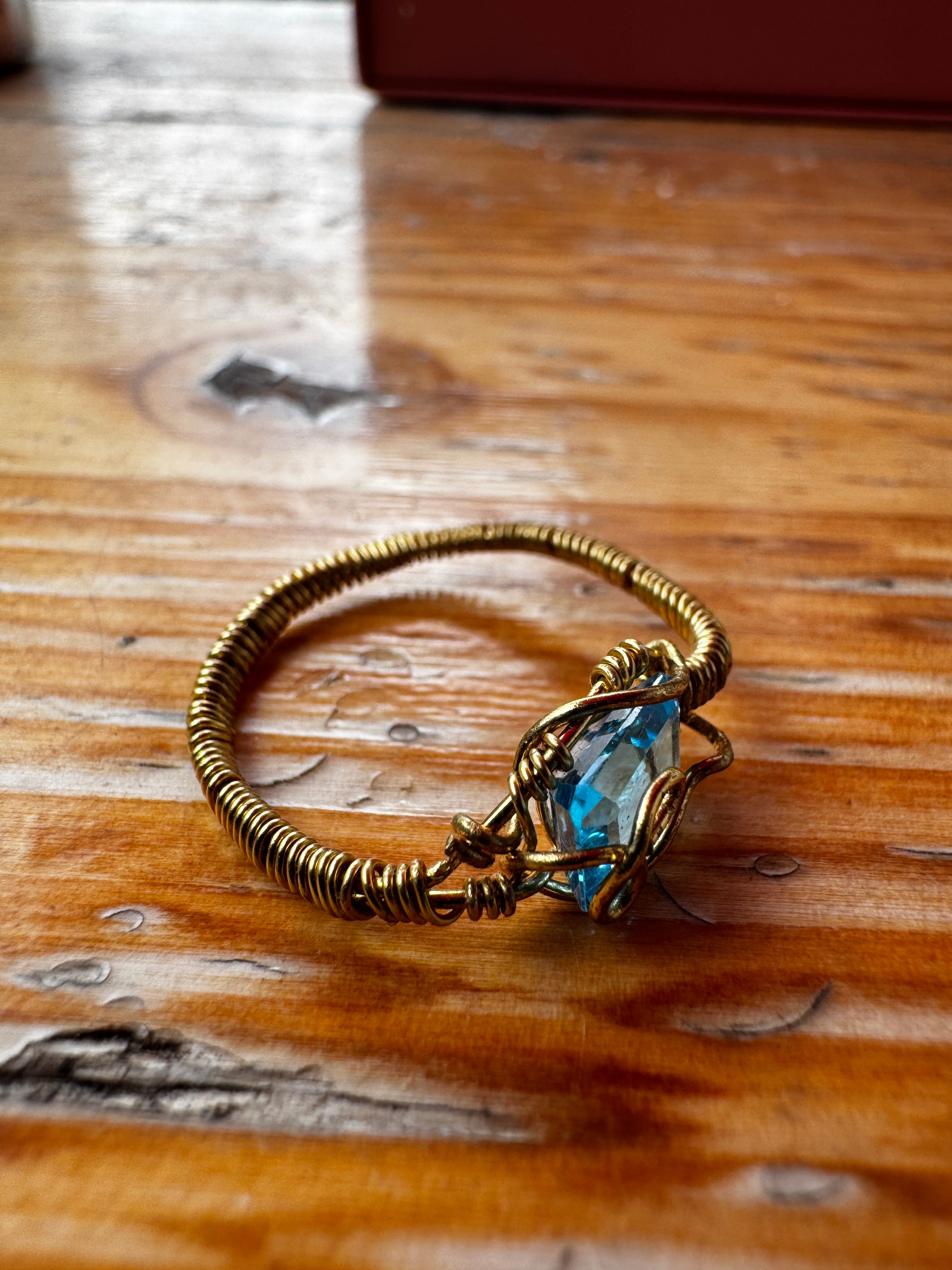 Handgefertigter Ring mit Swiss Blue Topas – Eleganz in intensivem Blau