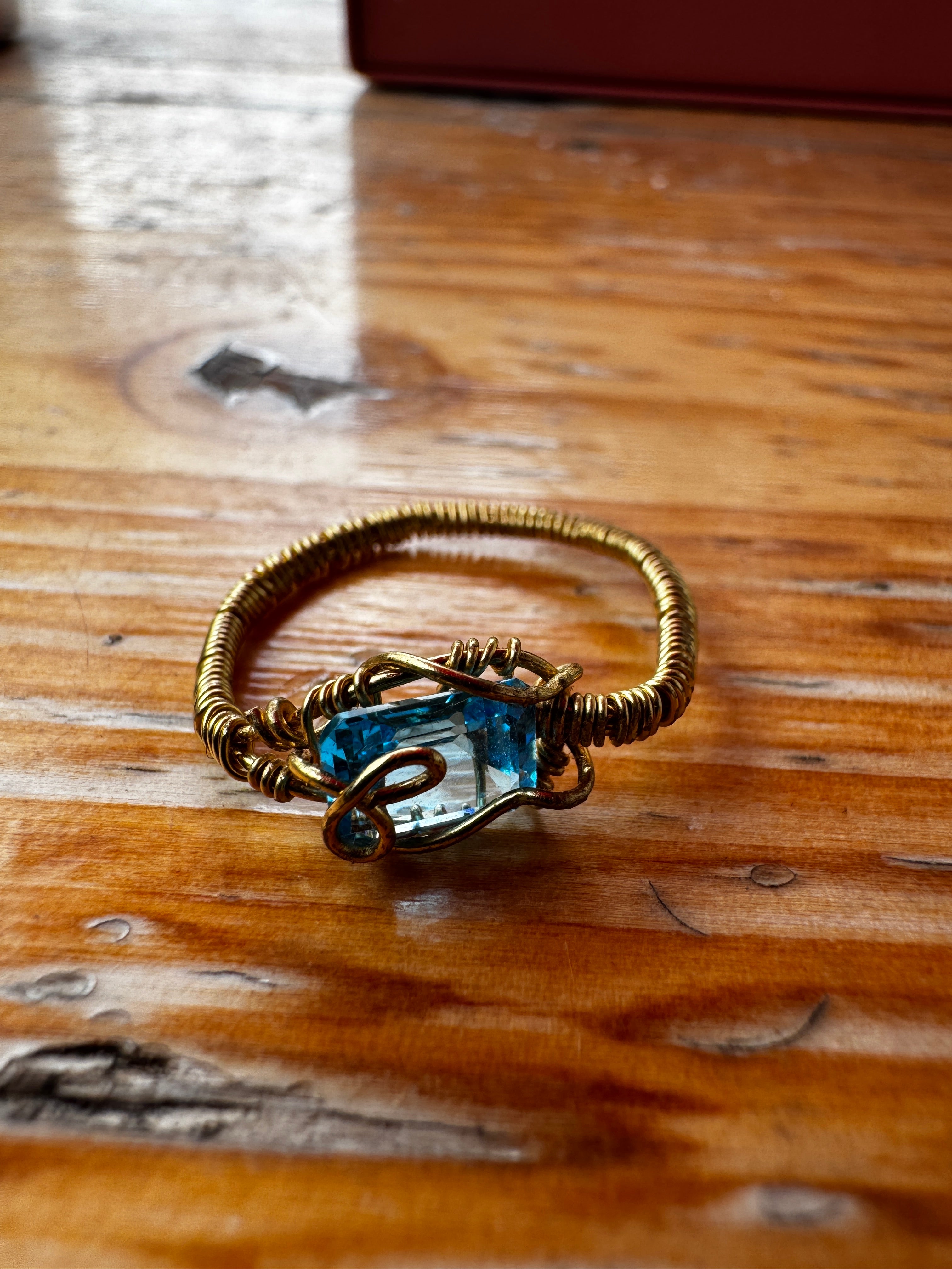 Handgefertigter Ring mit Swiss Blue Topas – Eleganz in intensivem Blau