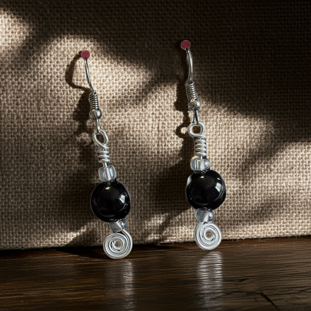 Handgefertigte Draht-Ohrringe mit schwarzen Glasperlen – Elegant & Ausdrucksstark