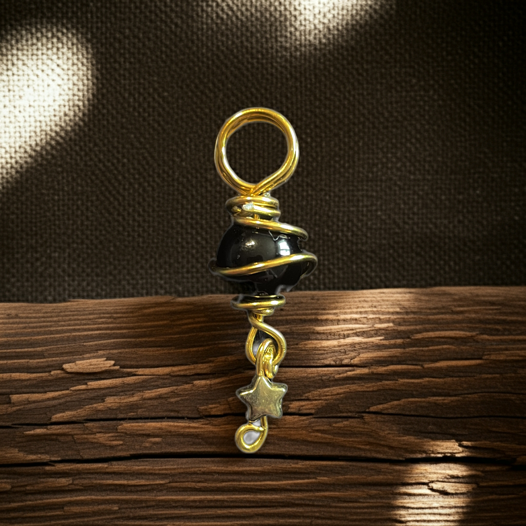 Handgefertigter Kettenanhänger mit schwarzer Perle & Stern-Detail