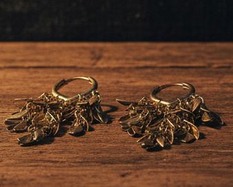 Elegante Statement-Ohrringe mit filigranen Goldplättchen