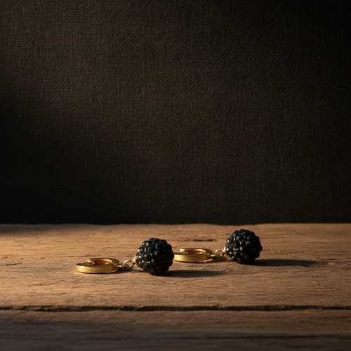 Elegante Gold-Hoops mit schwarzen Kristallkugeln – Handgefertigte Statement-Ohrringe